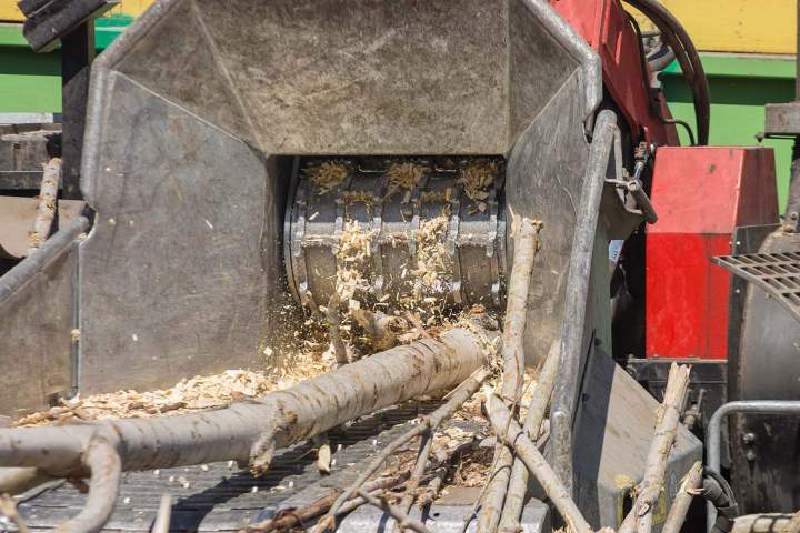 Transformation des branches en copeaux réutilisables